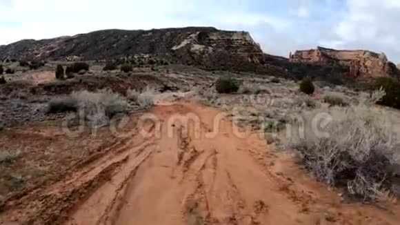 沿着科罗拉多国家纪念碑附近的一条红色土路走视频的预览图