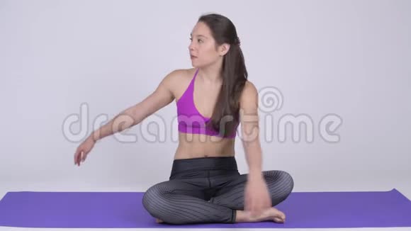年轻美丽的多民族女性做旋转瑜伽姿势视频的预览图