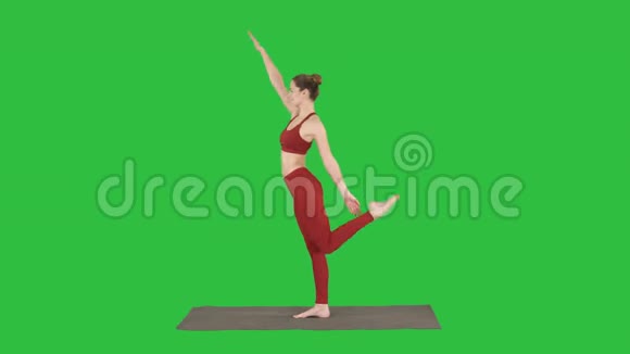 苗条的女人站在瑜伽姿势达达亚马纳达努拉纳在绿色屏幕Chroma键视频的预览图
