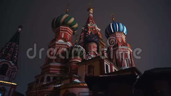 令人惊叹的圣巴西尔大教堂红场莫斯科夜晚没有人特写视频的预览图