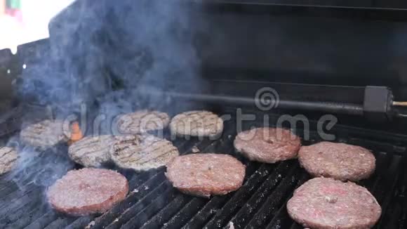烧烤芝士汉堡烤火鸡肉猪肉牛肉羊肉小牛肉和鸡肉片供派对街头美食视频的预览图