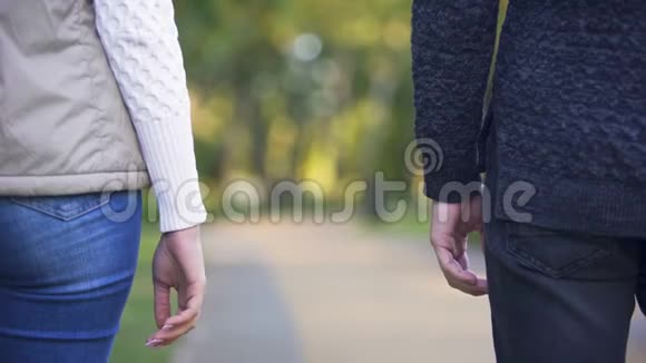 在光明的未来夫妻两人手牵着手自信地走着视频的预览图