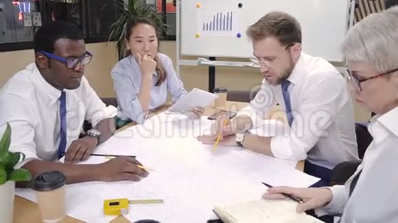 设计师建筑师建设者和投资者在办公室的团队合作视频的预览图