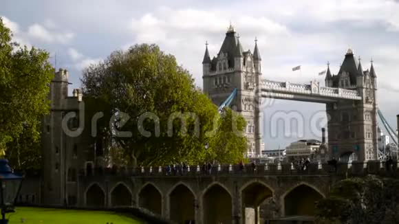 美丽的古建筑观堡垒和桥与塔行动穿过老城的游客视频的预览图