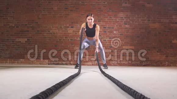 女交叉教练证明训练绳索是一种非常动态的锻炼慢动作视频的预览图