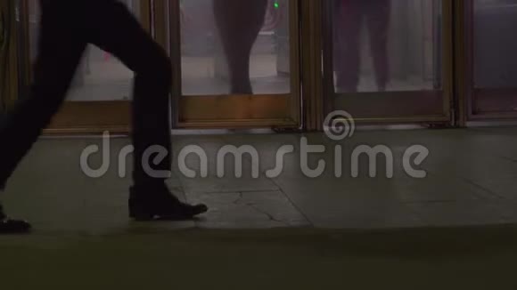 从莫斯科地铁站出来的人只有一条腿视频的预览图