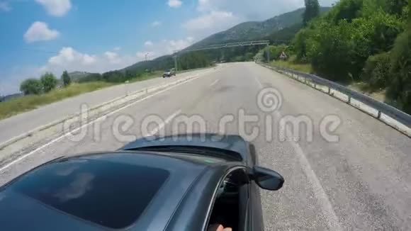 在夏天的天气里快速的灰色汽车在高速公路上行驶视频的预览图