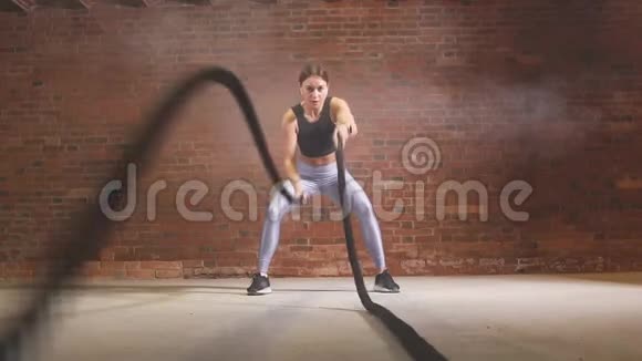 女交叉教练证明训练绳索是一种非常动态的锻炼慢动作视频的预览图