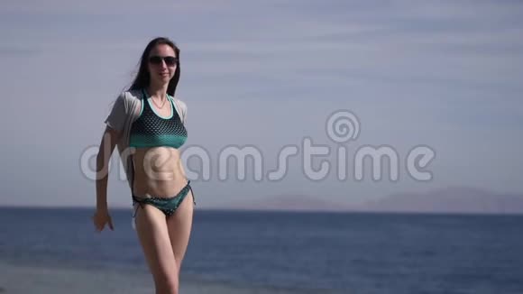 带着腹肌的女孩在海滩上慢动作跳舞视频的预览图
