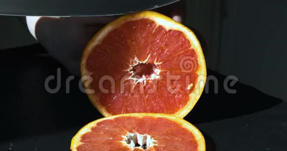 切制橙果榨取鲜汁视频的预览图