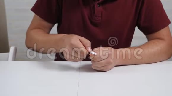 一个秃顶的男人坐在一张桌子旁照看他的指甲钉子档案视频的预览图