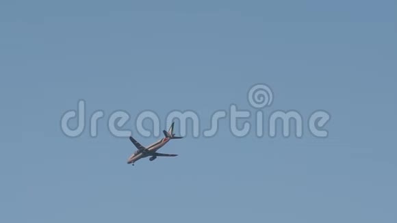 飞机在城市上空低空飞行飞机在天空中飞行视频的预览图