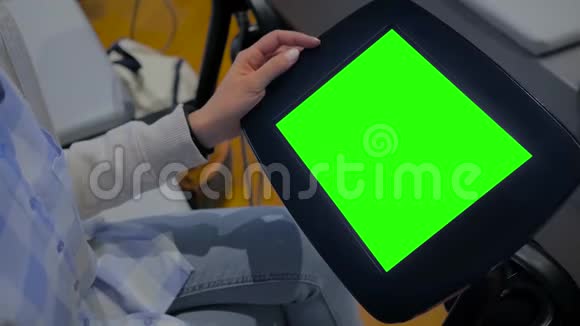 女人看着站在地板上的黑色平板亭和空白的绿色显示器视频的预览图