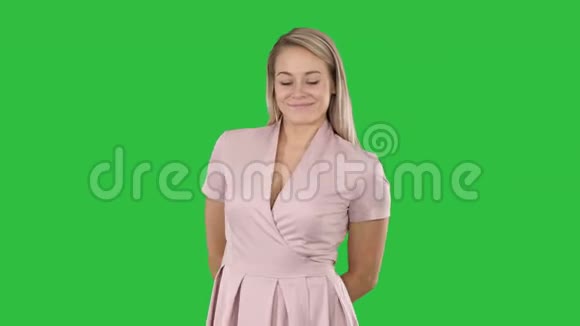 派对上的魅力女人穿着粉红色的舞蹈在绿色的屏幕上微笑Chroma键视频的预览图