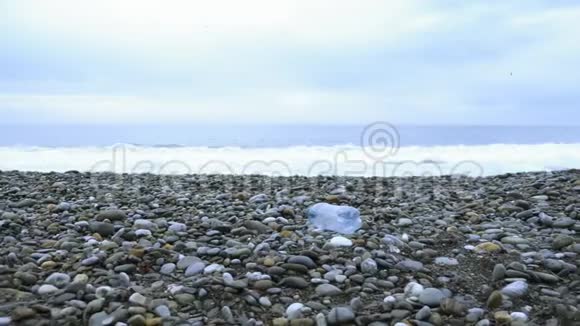 石头海岸上的塑料垃圾环境问题视频的预览图