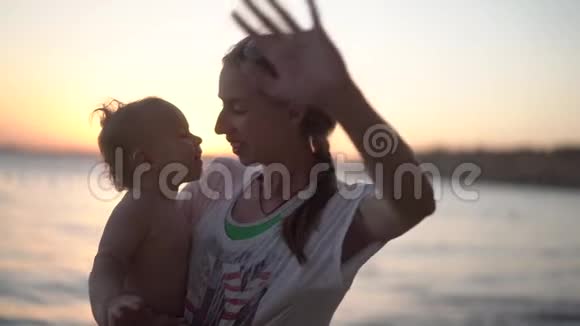 可爱的家庭妈妈和小孩慢慢地握手视频的预览图