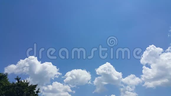 美丽的云树背景清晰可见的白云和蓝天视频的预览图