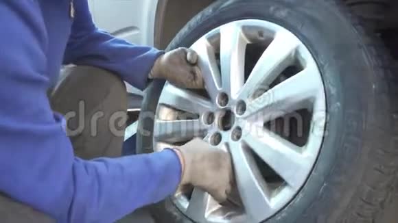 机械手安装车轮和紧固车轮螺母在一个汽车服务的蒸汽视频的预览图