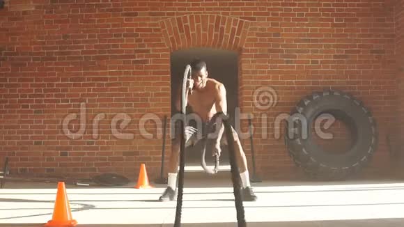 美国黑人健美运动员跨体训练中心慢动作视频的预览图