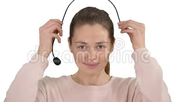 漂亮的女性支持中心接线员头戴耳机在白色背景下对着摄像机微笑视频的预览图