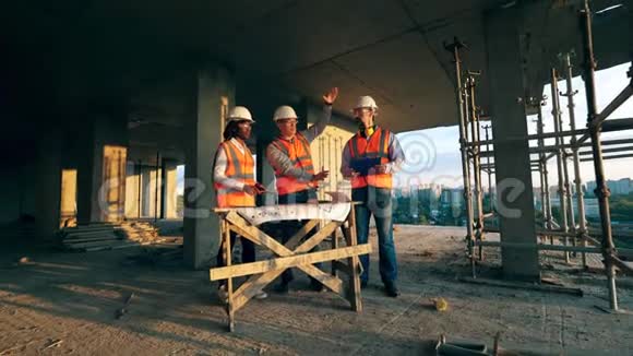 建筑工程师在工地上工作讨论工作视频的预览图