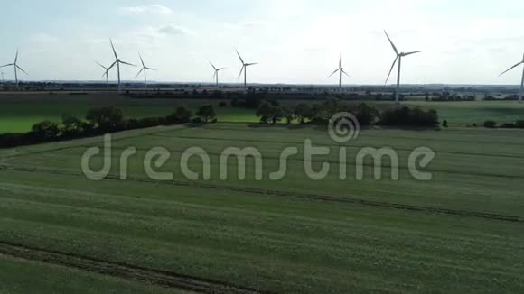 陆上风电场绿地4k视频的预览图