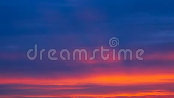 日落的天空飞云是蓝粉橘色的云4k时间推移视频的预览图