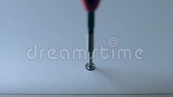 掌握用坏了笔记本电脑的磁性螺丝刀工具拧下小螺丝视频的预览图