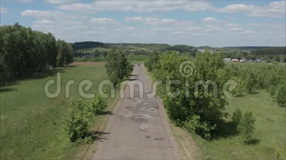 夏天一个俄罗斯村庄的风景有五颜六色的房子蓝天白云乡村视频的预览图