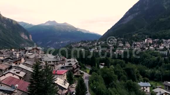 Aosta谷的Courmayeur山庄的鸟瞰景观可观赏到蒙布朗连锁酒店视频的预览图