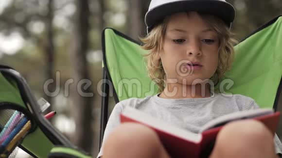 儿童阅读松木背景书的特点视频的预览图
