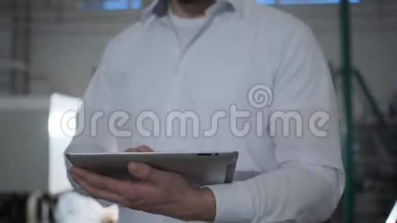 工程师在工厂使用平板电脑慢动作视频的预览图
