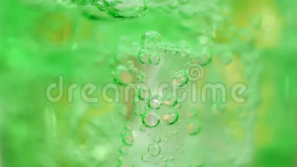 玻璃中的空气气泡喷出的绿水视频的预览图