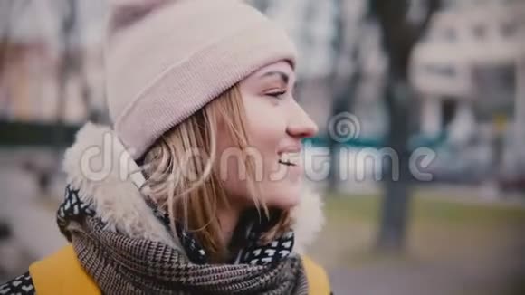 特写侧景生活方式画像中年轻漂亮的欧洲女孩戴着冬帽微笑而快乐然后严肃视频的预览图