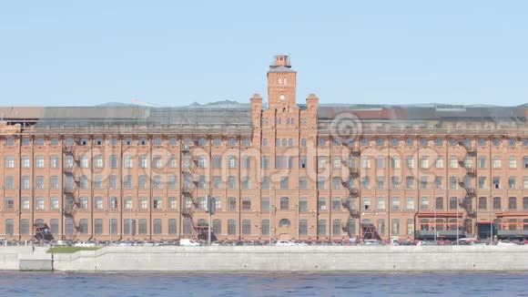 夏天在涅瓦河河堤上的红砖建筑俄罗斯圣彼得堡视频的预览图