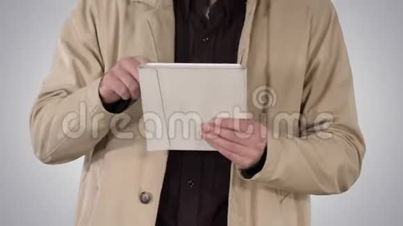 男人的手使用平板电脑梯度背景视频的预览图