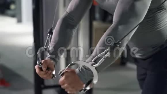 健身馆里的运动员在胸部和肩膀的肌肉上做运动视频的预览图