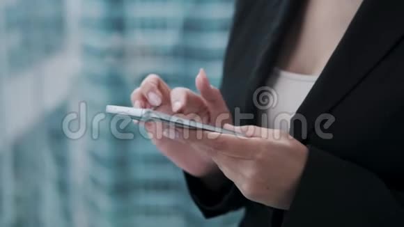 一位手里拿着手机的年轻商务女性的特写肖像视频的预览图