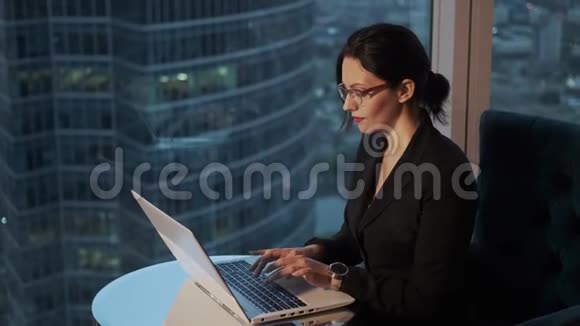 一位年轻妇女在靠近大窗户的办公室工作的肖像现代女商人在视频的预览图