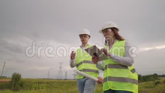 在输电线路附近的田地里有一名电工男女他是一名电工负责管理视频的预览图
