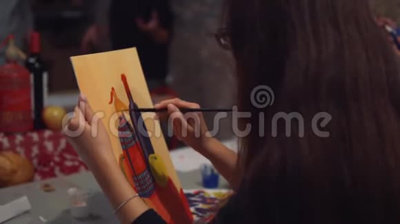 女青年画家正在画室里用帆布画画视频的预览图