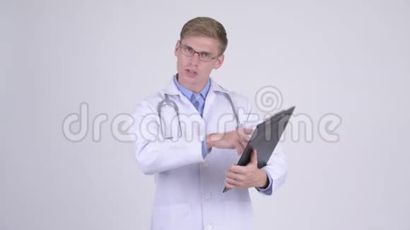 年轻医生边看剪贴板边说话视频的预览图