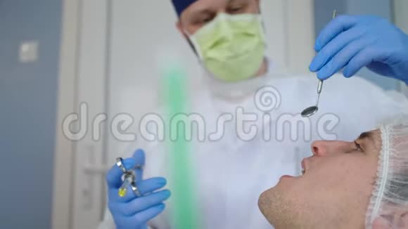 麻醉医生正在做正畸手术前麻醉注射视频的预览图