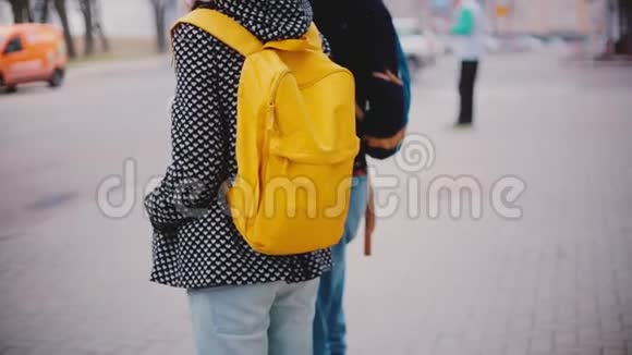 当地男人和女人背着明亮的黄色背包站在一起等待着寒冷的雪冬天视频的预览图