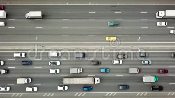 公路交通堵塞的俯视图视频的预览图