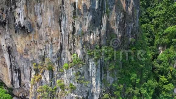 靠近泰国克拉比令人惊叹的石灰石岩石视频的预览图