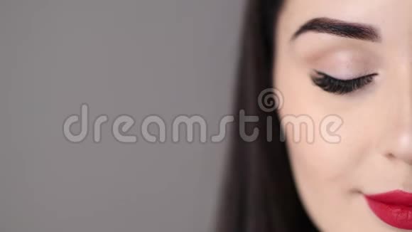 特写女人的肖像用化妆和长长的睫毛睁开眼睛视频的预览图