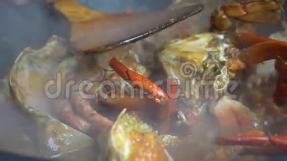 烹调红辣椒新加坡著名中国海鲜视频的预览图