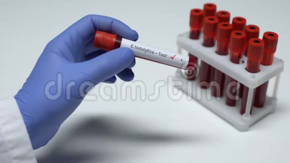 化验结果为阴性医生在试管中显示血样视频的预览图