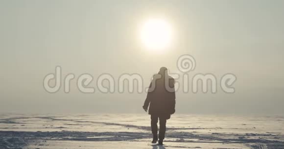 极地探险家从日落回来视频的预览图